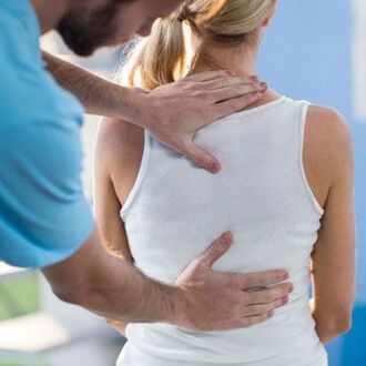 Postura adecuada como prevención de la osteocondrosis torácica