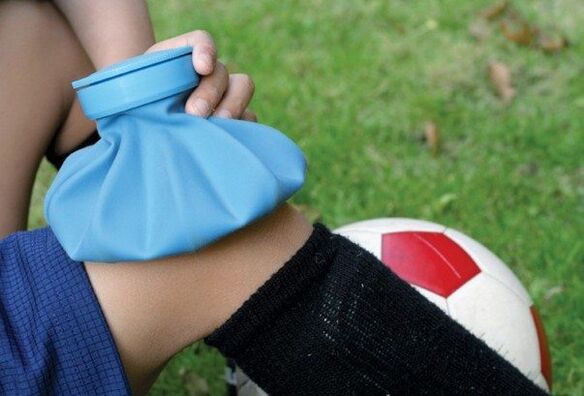 Aplicar una compresa fría a una lesión de rodilla.