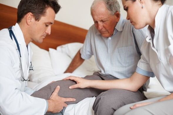 Doctor examinando la rodilla del paciente