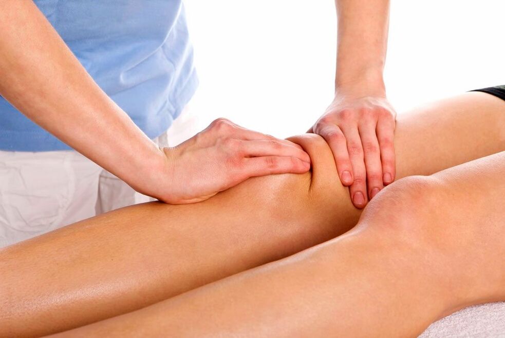 Una sesión de masaje terapéutico para una rodilla lesionada