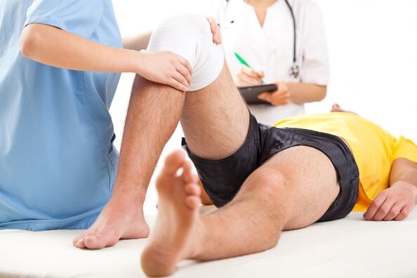 El médico selecciona un régimen de tratamiento para un paciente con artrosis después de un examen de diagnóstico.