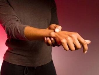 Dolor intenso y dificultad para moverse en las articulaciones de los dedos debido a la artritis.